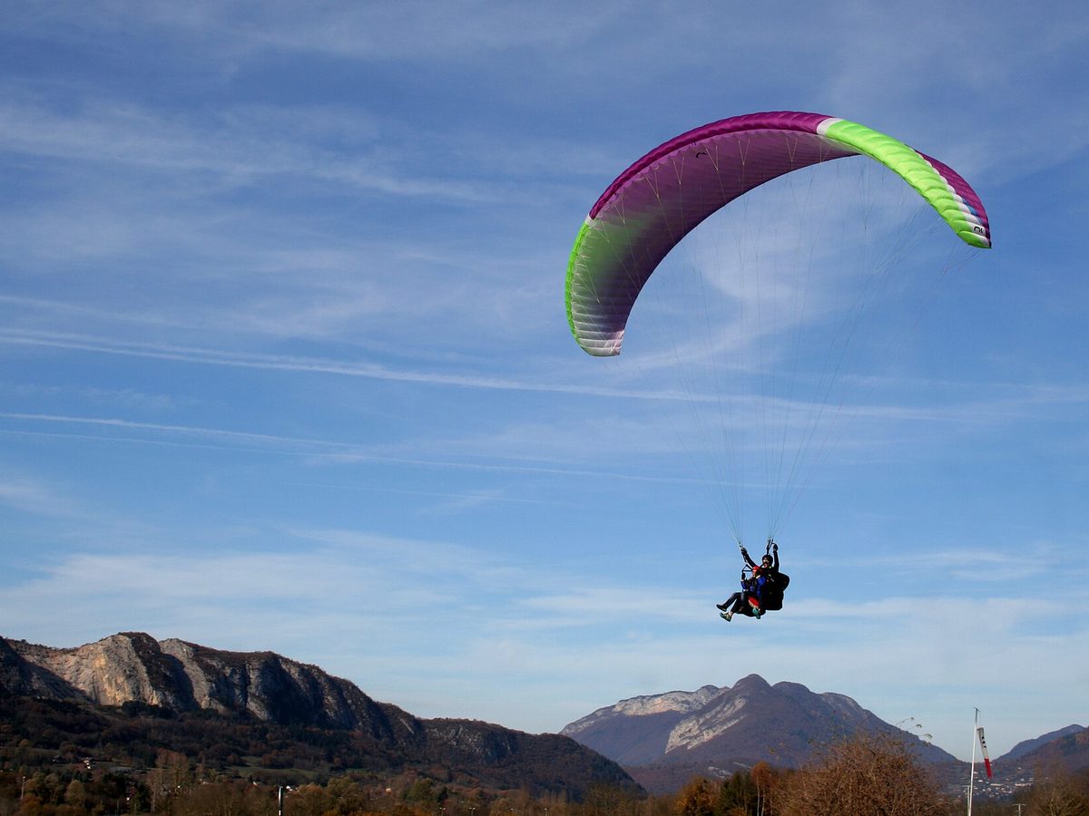 Parapente au-dessus des montagnes